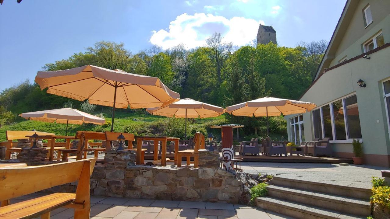 Pod Hradom Restaurant & Pension Topoľčany Esterno foto