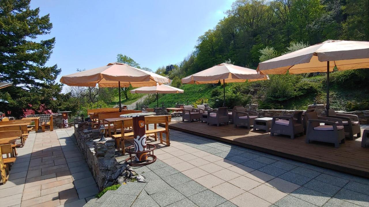 Pod Hradom Restaurant & Pension Topoľčany Esterno foto