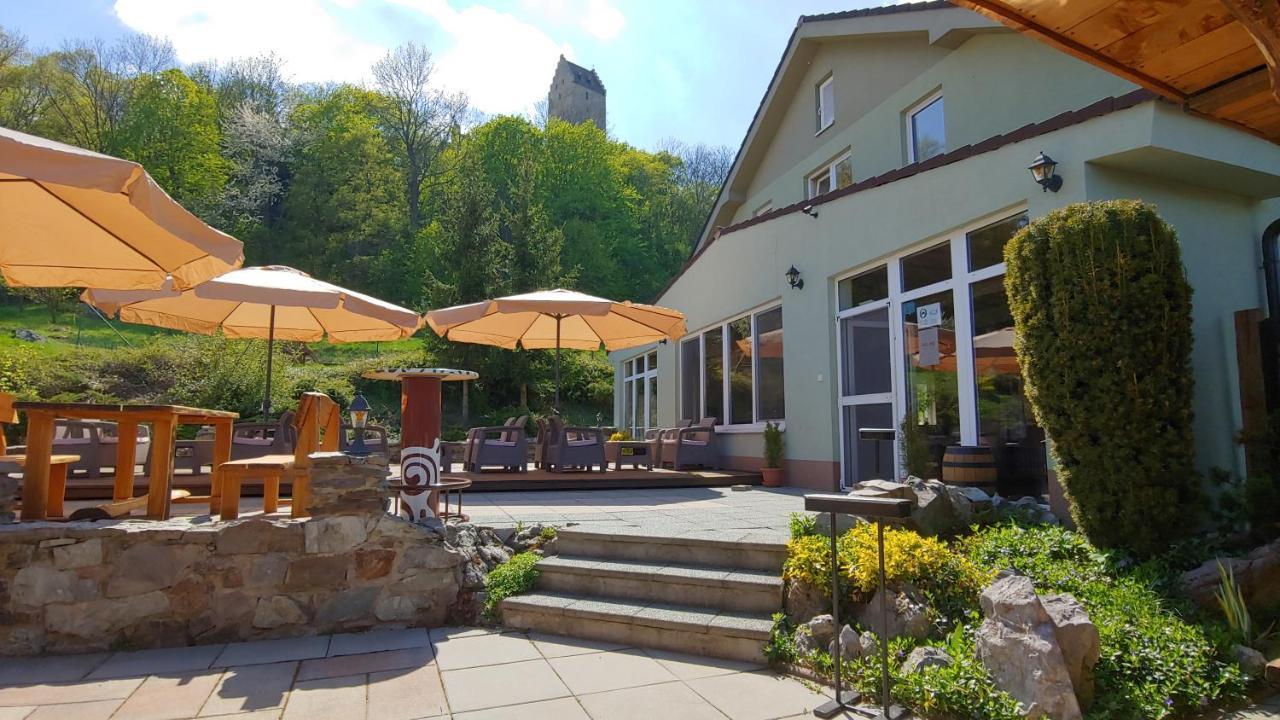 Pod Hradom Restaurant & Pension Topoľčany Esterno foto