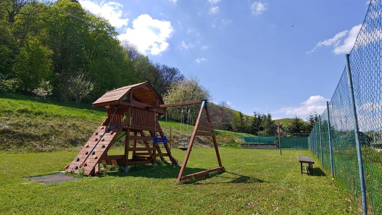 Pod Hradom Restaurant & Pension Topoľčany Esterno foto