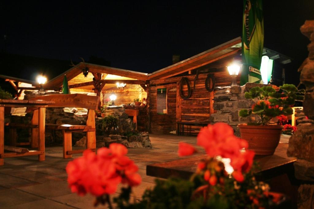 Pod Hradom Restaurant & Pension Topoľčany Esterno foto