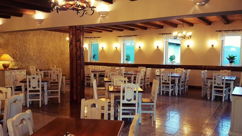 Pod Hradom Restaurant & Pension Topoľčany Esterno foto
