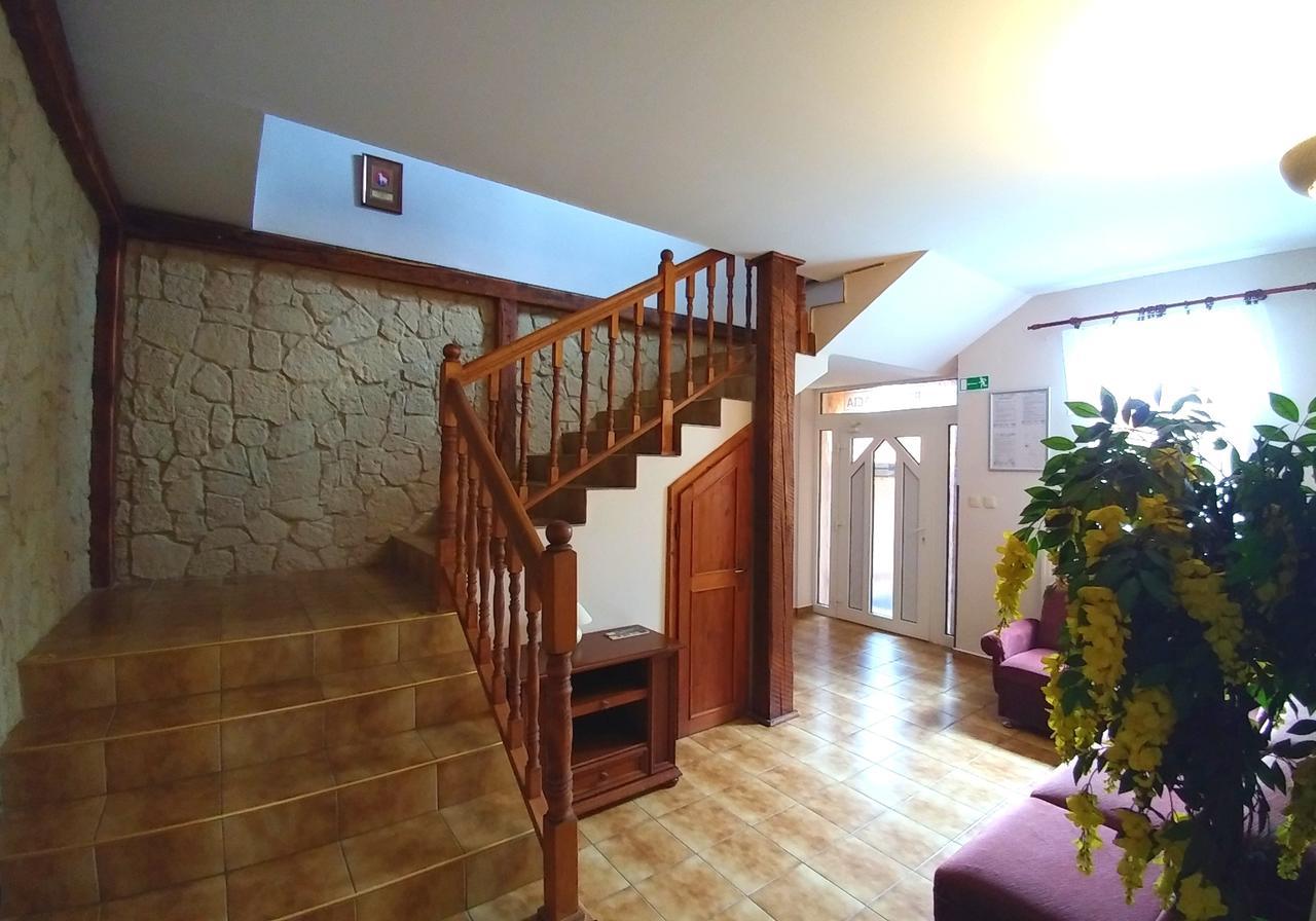 Pod Hradom Restaurant & Pension Topoľčany Esterno foto