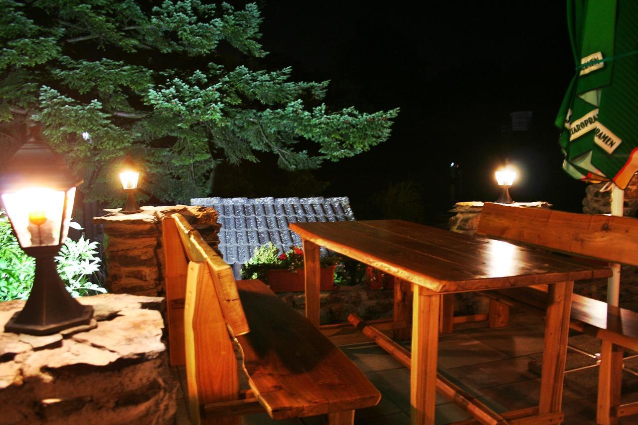 Pod Hradom Restaurant & Pension Topoľčany Esterno foto