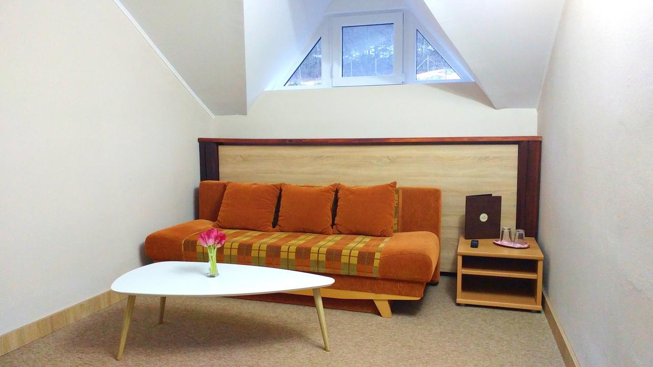Pod Hradom Restaurant & Pension Topoľčany Esterno foto